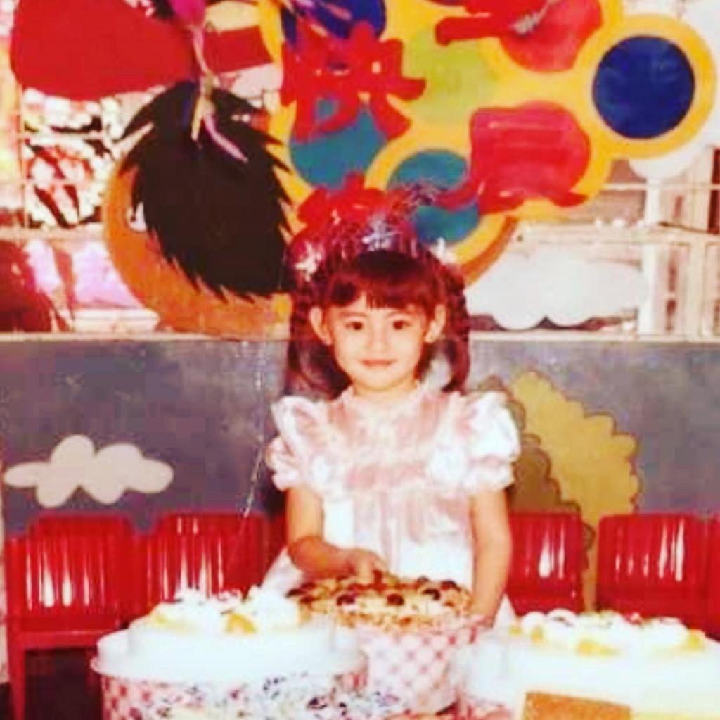 細細個已經是女神級。